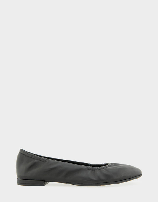 Aerosoles Women's Ballet Flat in Black Leather