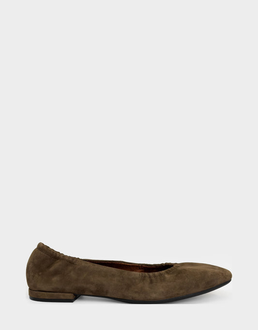 Aerosoles Women's Ballet Flat in Mocha Suede