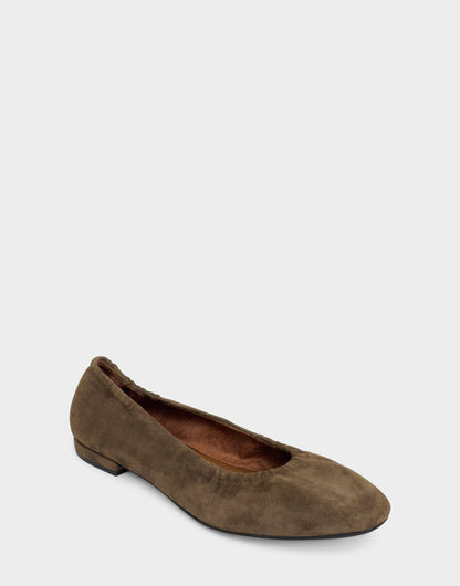 Aerosoles Women's Ballet Flat in Mocha Suede