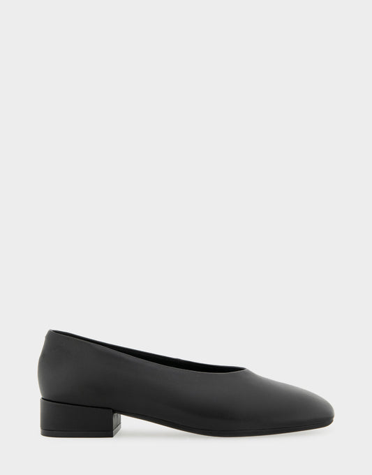 Aerosoles Women's Square Toe Flat in Black Leather
